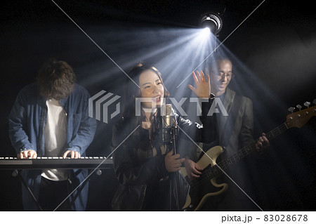 バンド　ライブ 83028678