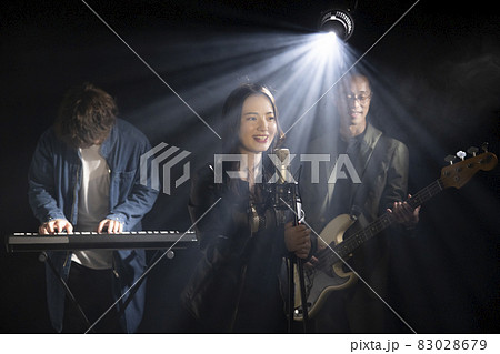 バンド　ライブ 83028679