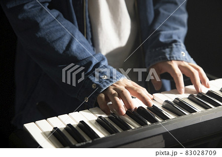 キーボード　手元　 83028709