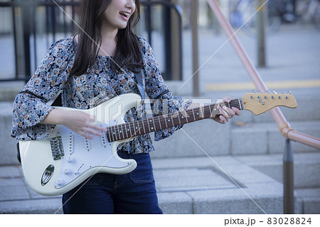 路上ライブ　女性 83028824
