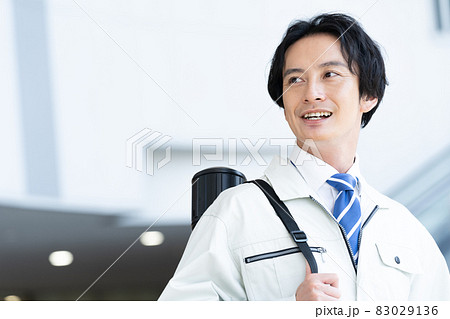 作業服を着た男性 83029136