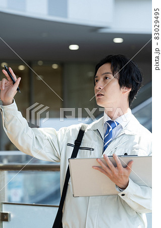 作業服を着た男性 作業服を着た男性 83029495