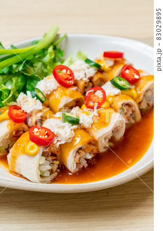 fresh spring roll with crab and sauce 83029895