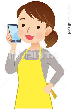 電話で話すエプロンをつけた女性　主婦　表情ポーズ 83030608