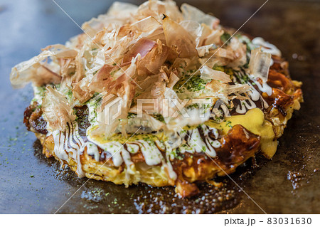 かつお節いっぱいかかったお好み焼き 83031630