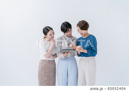 女性 3人 スマホ タブレット ビジネス 女性 3人 スマホ タブレット ビジネス 83032404