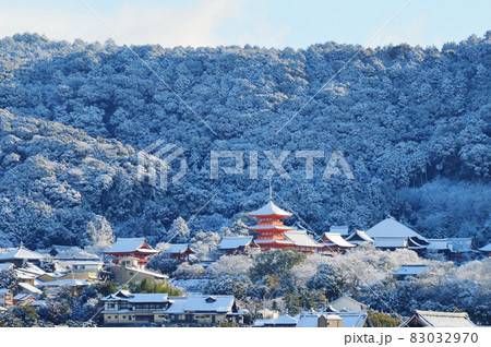 1月の朝に河原町通から雪化粧した京都清水寺を遠望する 83032970