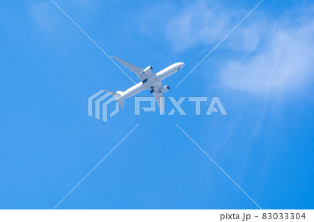 飛行機　青空　上空 83033304