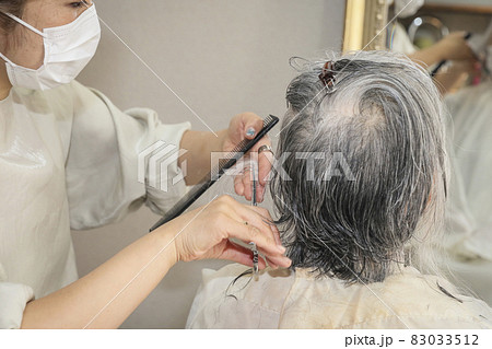 高齢者のヘアカットをする美容師(鏡) 高齢者のヘアカットをする美容師(鏡) 83033512