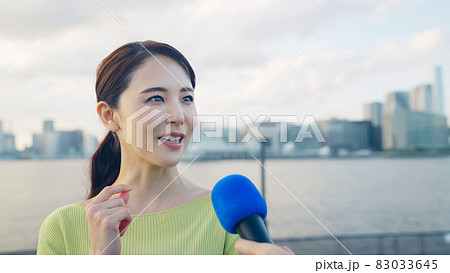 街頭インタビューを受ける女性 街頭インタビューを受ける女性 83033645