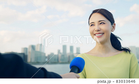 街頭インタビューを受ける女性 83033646