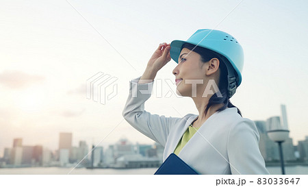 ヘルメットをかぶって都市を眺める女性　設計士　建築家 83033647
