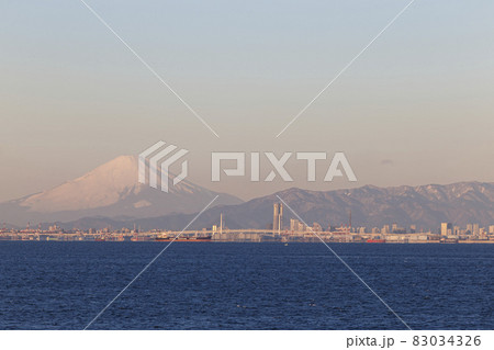 東京湾から望む横浜と富士山 83034326