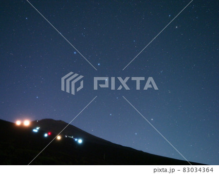 富士山登山客と星空 83034364