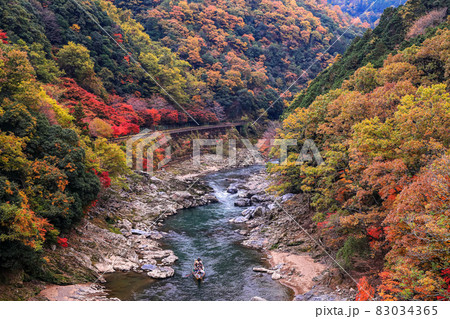 秋の保津川下り 83034365
