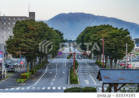 早朝の那須塩原駅西口　県道の先に聳え立つ黒滝山　【栃木県・那須塩原市】 83034395