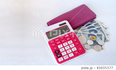 長財布と電卓とお札と小銭 83035377