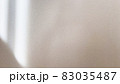 窓から差し込む自然光と壁紙 83035487