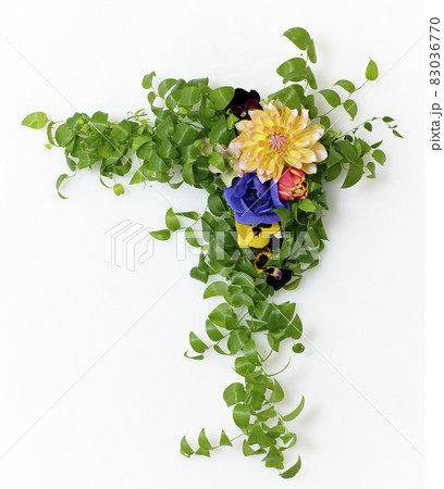 いろいろな種類の花をアレンジした花束 83036770