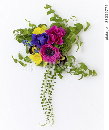 いろいろな種類の花をアレンジした花束 83036772