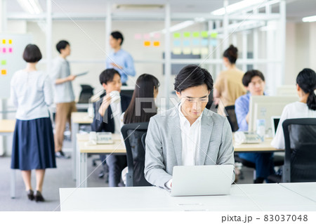 オフィスで仕事をするビジネスマン 83037048