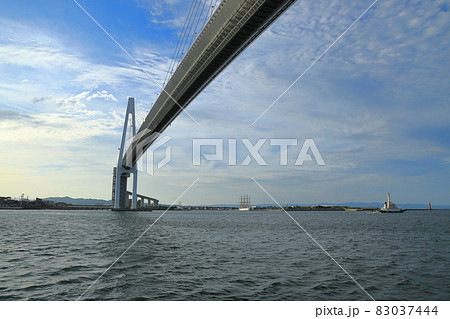 主塔が青空にそびえる新湊大橋 主塔が青空にそびえる新湊大橋 83037444