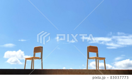 斜め向きに離して置いた2つのスクールチェアと青空 斜め向きに離して置いた2つのスクールチェアと青空 83037773