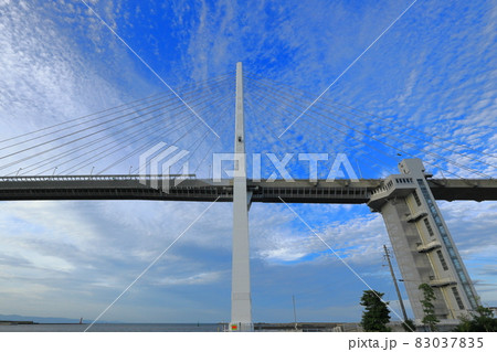 新湊大橋　青い空にそびえる主塔とケーブル 83037835