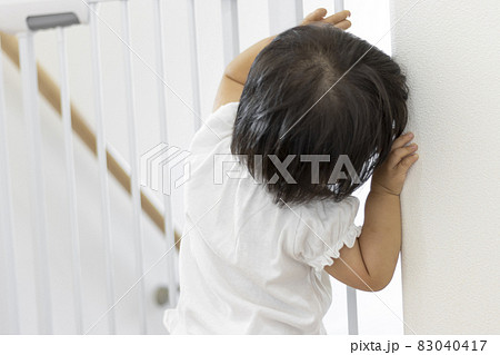 ベビーゲートと赤ちゃん(1歳2か月、女の子、日本人) ベビーゲートと赤ちゃん(1歳2か月、女の子、日本人) 83040417