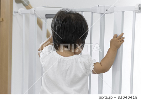 ベビーゲートと赤ちゃん(1歳2か月、女の子、日本人) ベビーゲートと赤ちゃん(1歳2か月、女の子、日本人) 83040418