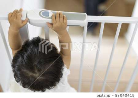 ベビーゲートと赤ちゃん(1歳2か月、女の子、日本人) 83040419
