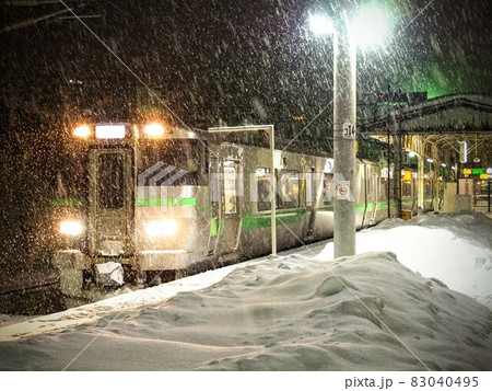 吹雪の夜の小樽駅 83040495