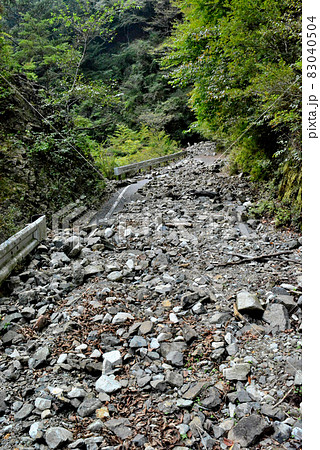 激しい雨水に土砂が流され、大石だけが林道の上に残され 激しい雨水に土砂が流され、大石だけが林道の上に残され 83040504