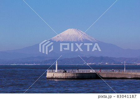 片瀬海岸(藤沢市)から望む富士山と白灯台 片瀬海岸(藤沢市)から望む富士山と白灯台 83041187