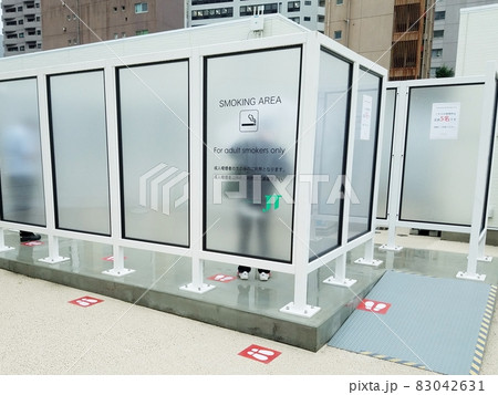 野外の喫煙所ディスタンス 83042631