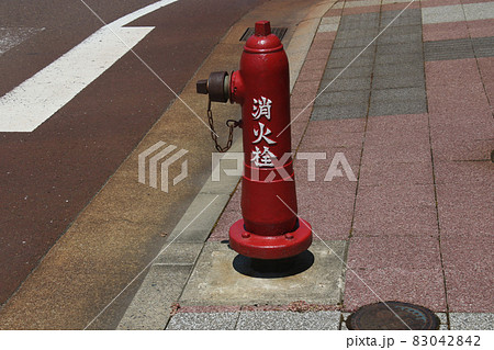 糸魚川駅、駅前ロータリーから続くヒスイロード　の端にある消火栓 83042842