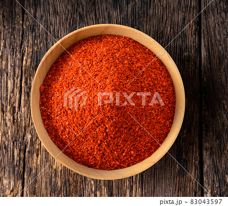 powder pepper in wood bowl 83043597