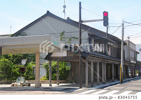 糸魚川駅、駅前ロータリーから続くヒスイロードの中ほどから西側の街並み 83043755