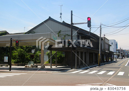 糸魚川駅、駅前ロータリーから続くヒスイロードの中ほどから西側の街並み　別アングル 83043756