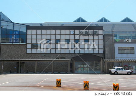 糸魚川駅、駅前ロータリーから糸魚川駅を望む　JR西日本新幹線、大糸線と日本海ひすいラインの駅 83043835