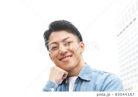 笑顔の若い男性ライフスタイルイメージアップ 83044387