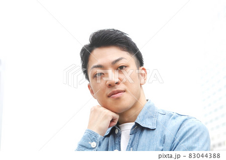 笑顔の若い男性ライフスタイルイメージアップ 笑顔の若い男性ライフスタイルイメージアップ 83044388
