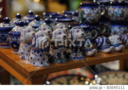 整然と並べられた陶器 83045111
