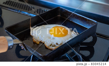 目玉焼きを焼く 目玉焼きを焼く 83045214