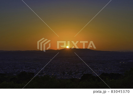 若草山の山頂からみた夕陽 83045370