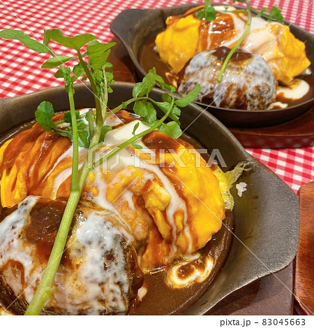 レストランのふわふわ卵のデミグラスオムライス 83045663