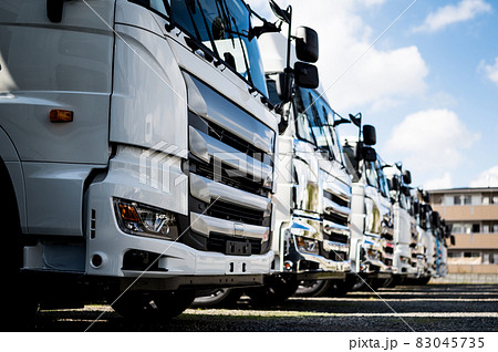 列に並んだトラック 83045735