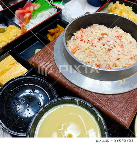 いくらと蟹の釜飯丼 83045753