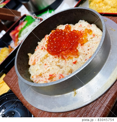 いくらと蟹の釜飯丼 83045754
