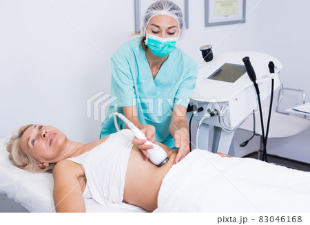 Woman during cryolipolyse Woman during cryolipolyse 83046168